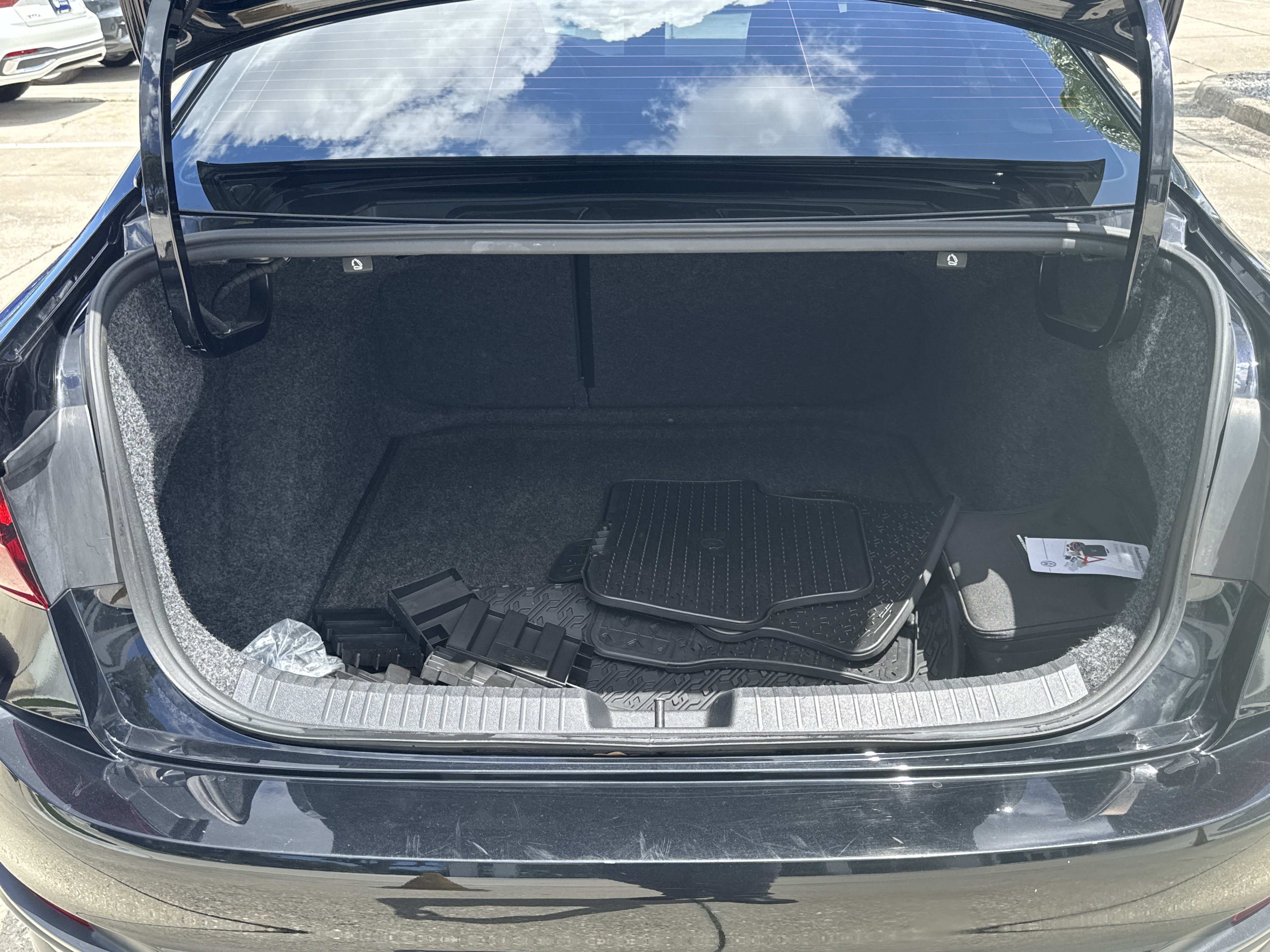 Certified 2023 Volkswagen Jetta SE w/ Panoramic Sunroof Package FWD image 11