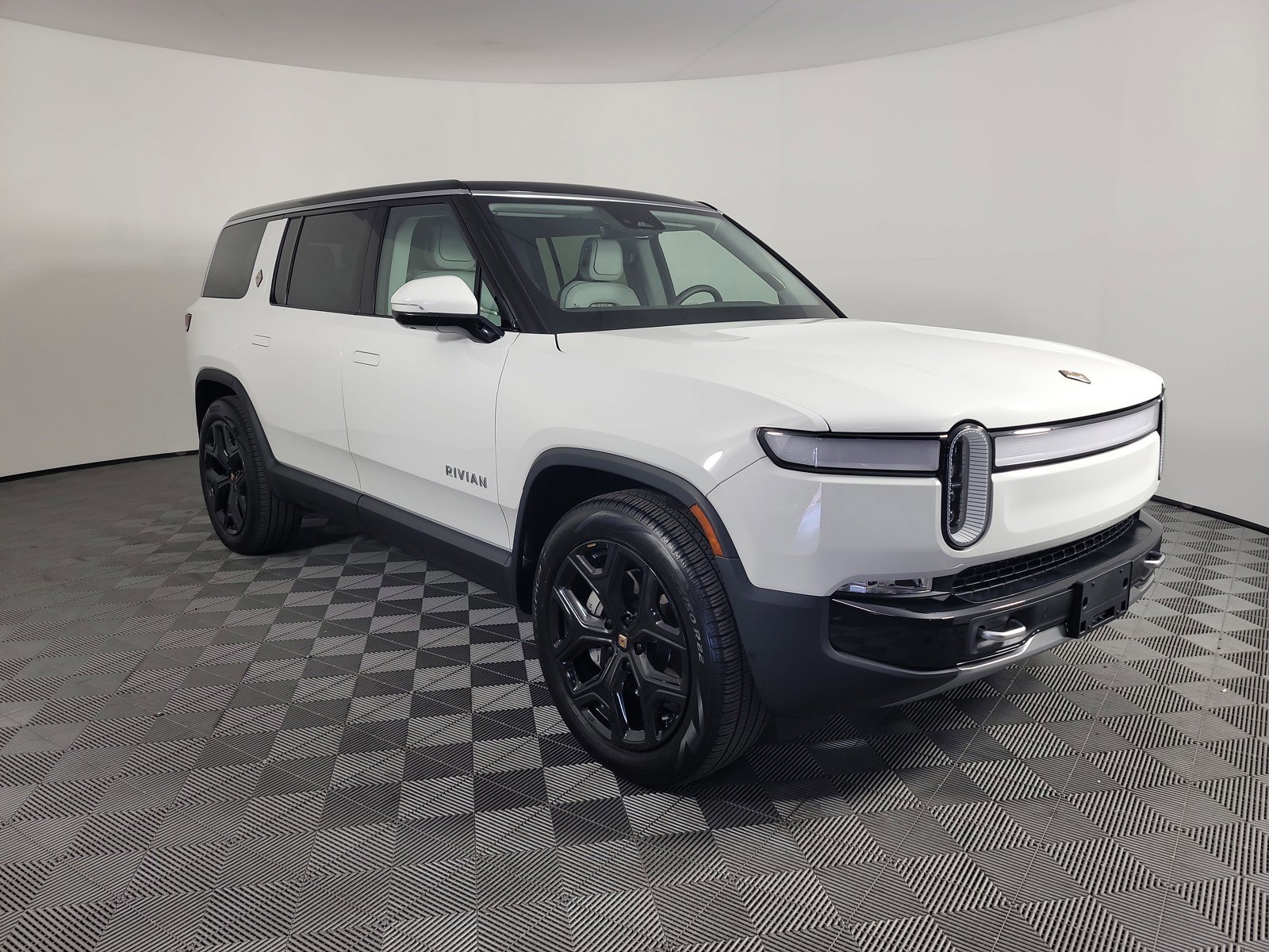 Used 2024 Rivian R1S Adventure AWD/4WD image 7