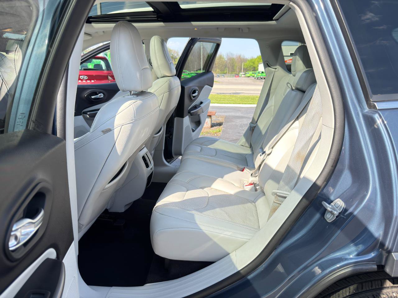 Used 2021 Jeep Cherokee Latitude Lux w/ Sun & Sound Group AWD/4WD image 24