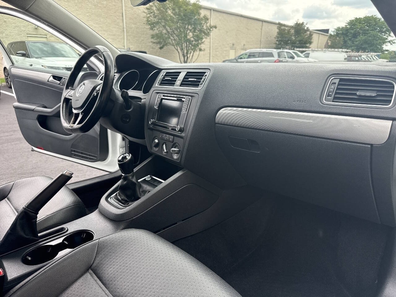 Used 2017 Volkswagen Jetta SE FWD image 29