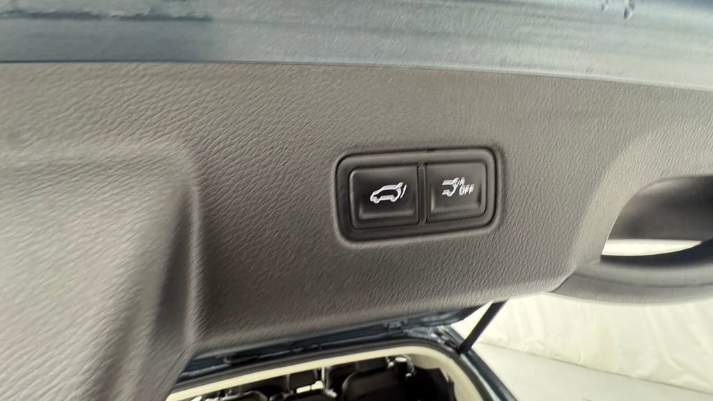 Used 2024 Kia Carnival EX FWD image 17
