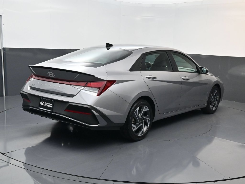 Used 2025 Hyundai Elantra Sport FWD image 4