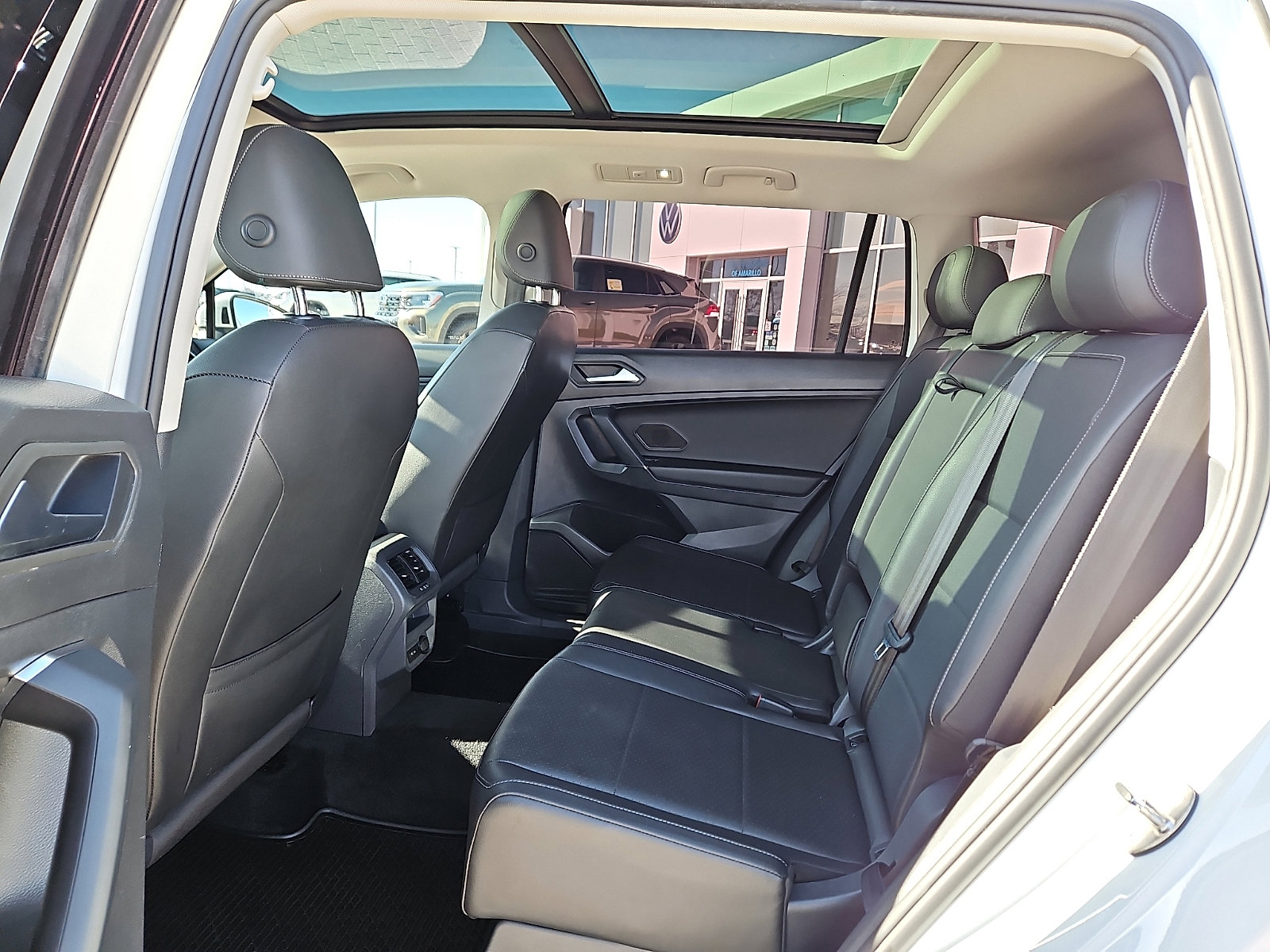 Used 2020 Volkswagen Tiguan SE w/ Panoramic Sunroof Package image 9