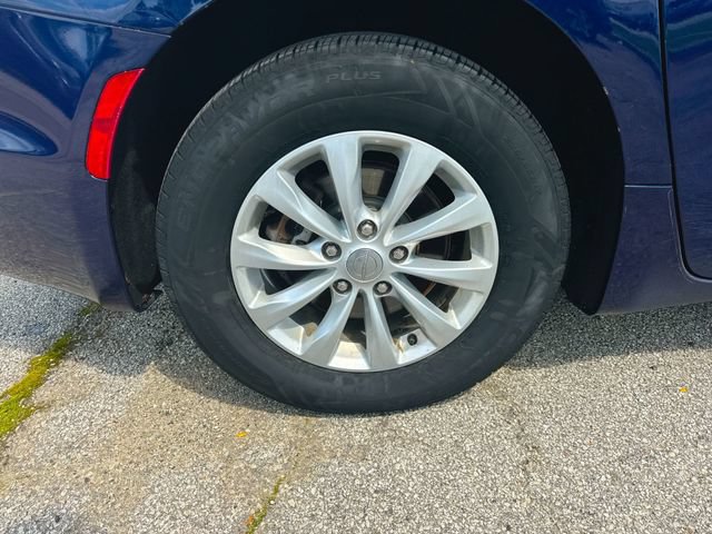 Used 2017 Chrysler Pacifica Touring-L FWD image 32