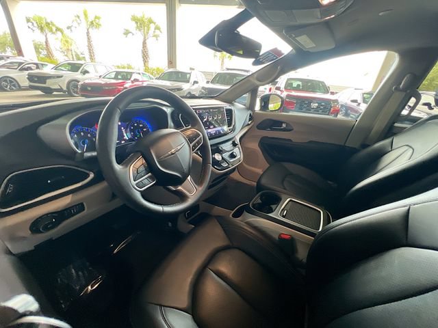 Used 2024 Chrysler Pacifica Touring-L FWD image 14