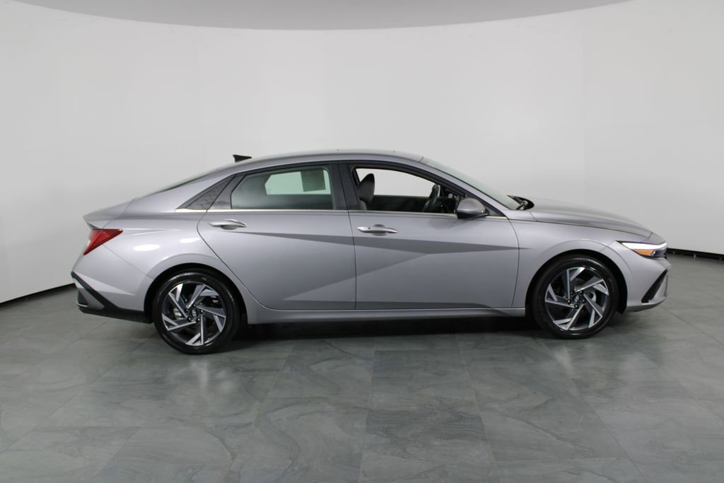 Used 2025 Hyundai Elantra SEL image 13