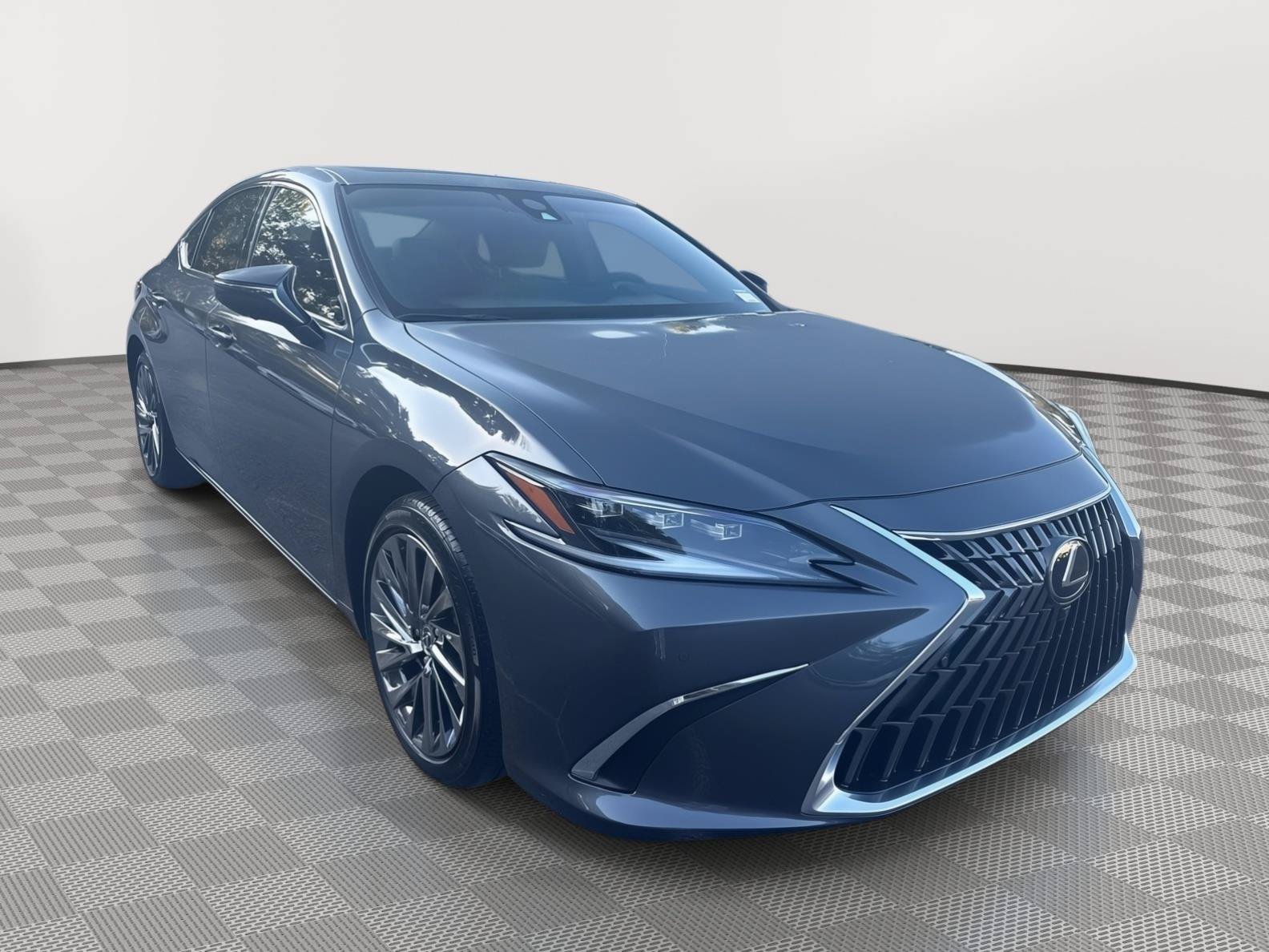 Used 2025 Lexus ES 300h Ultra Luxury w/ Accessory Package (Z2) FWD image 4