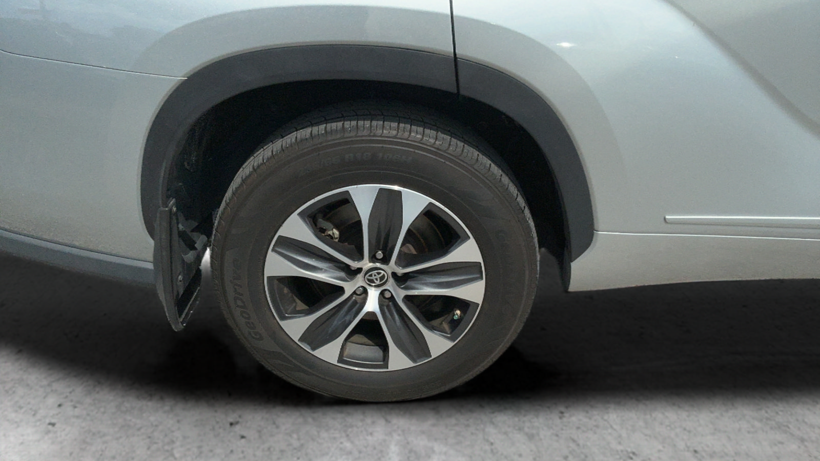 Used 2021 Toyota Highlander XLE AWD/4WD image 56