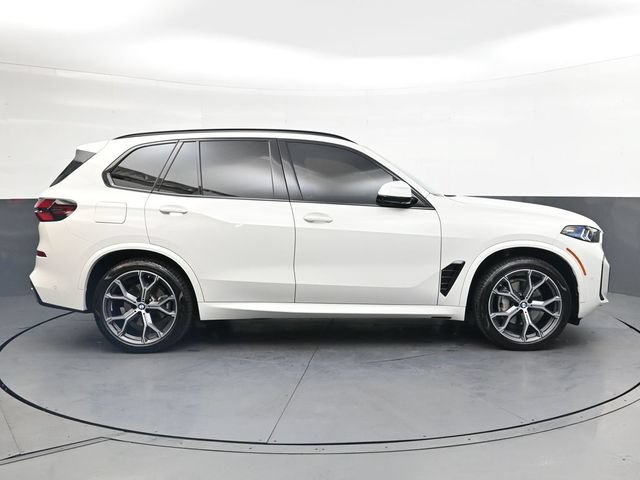 Used 2025 BMW X5 xDrive40i w/ M Sport Package AWD/4WD image 3