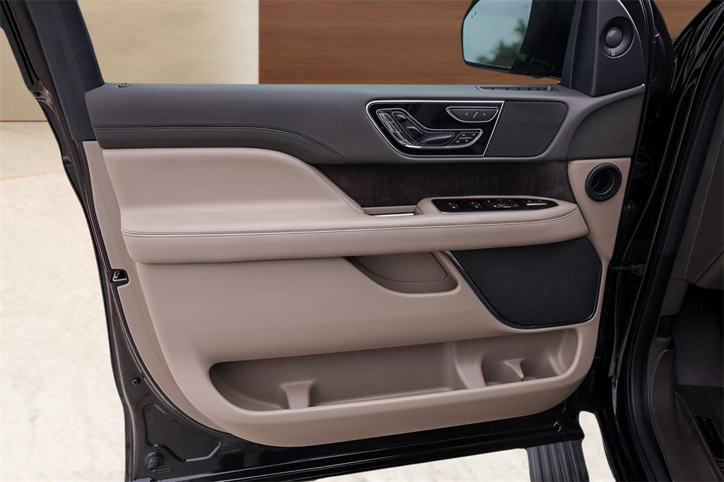 Used 2024 Lincoln Navigator Reserve image 24