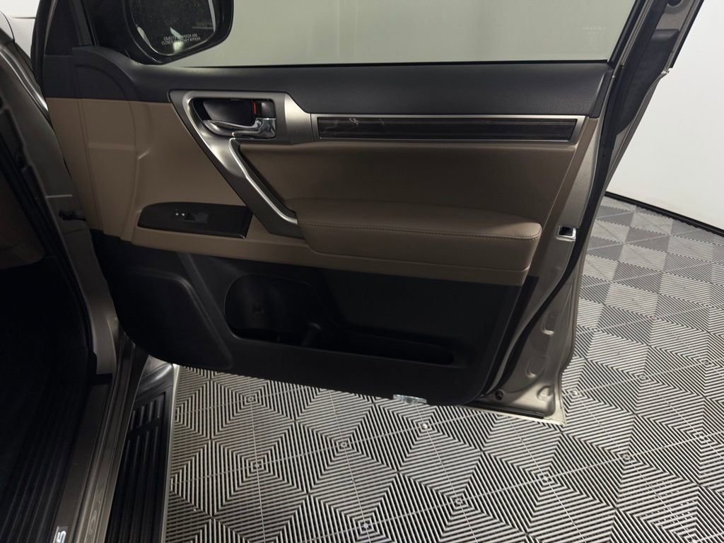 Used 2022 Lexus GX 460 Luxury w/ Sport Design Package image 32