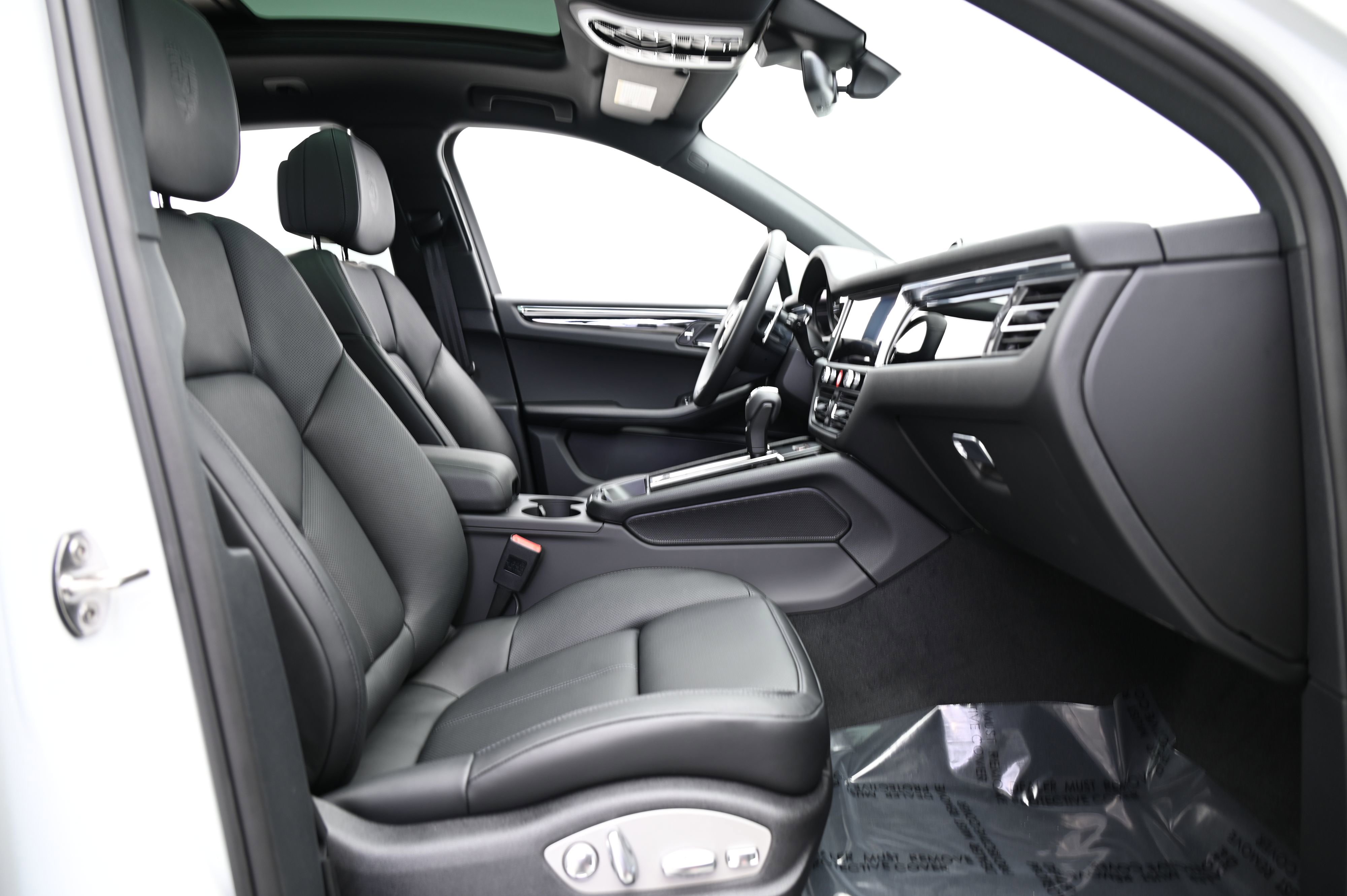 Used 2025 Porsche Macan image 28