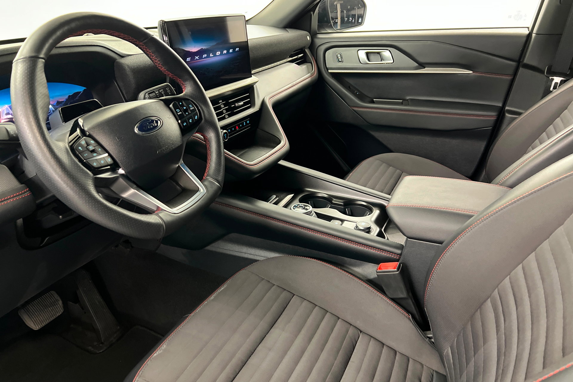 Used 2025 Ford Explorer ST-Line image 16