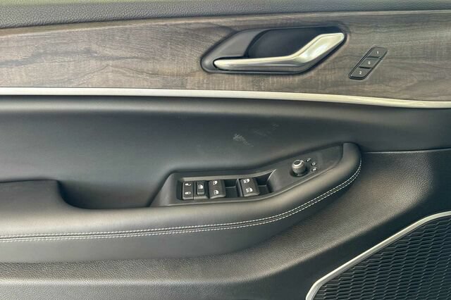 New 2026 Jeep Grand Cherokee L Limited w/ Limited Altitude Package AWD/4WD image 8