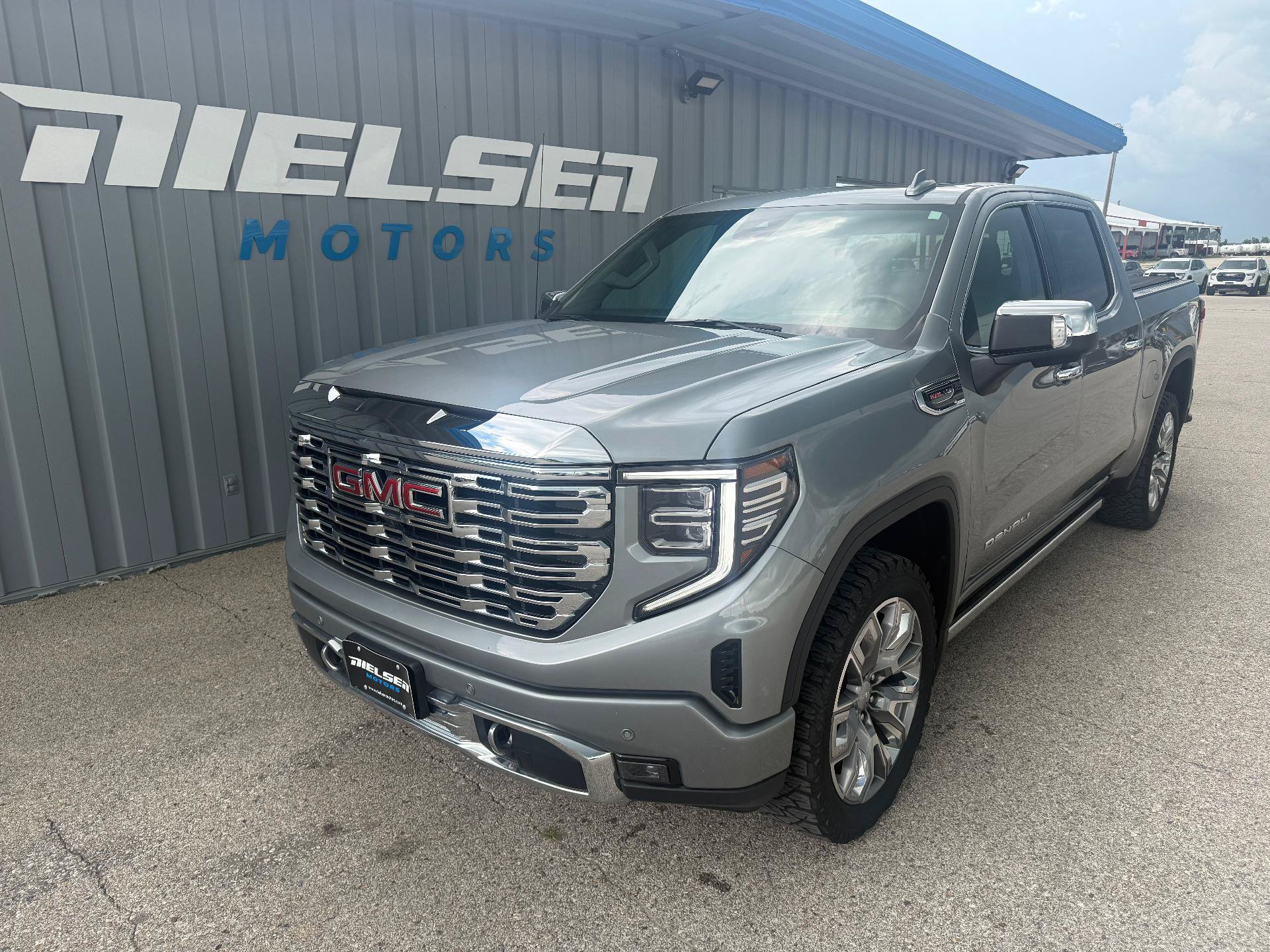 Used 2025 GMC Sierra 1500 Denali w/ Denali Reserve Package AWD/4WD image 4