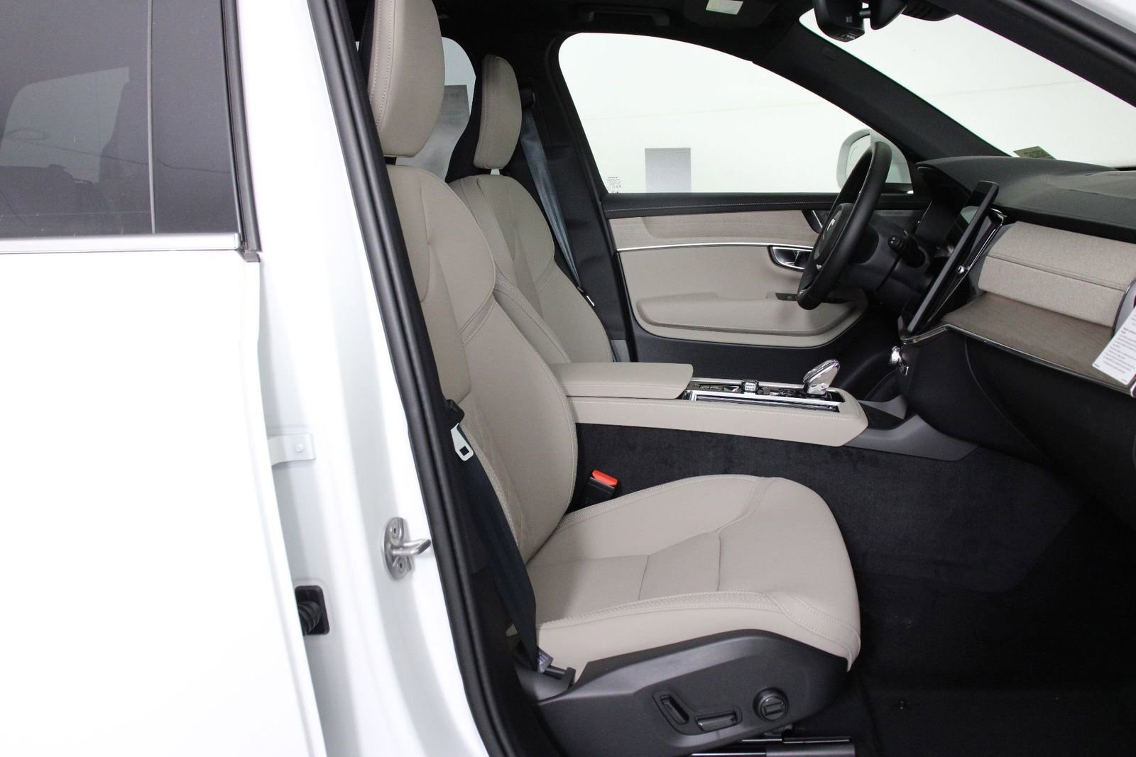 New 2026 Volvo XC90 T8 Plus w/ Protection Package Premier image 10