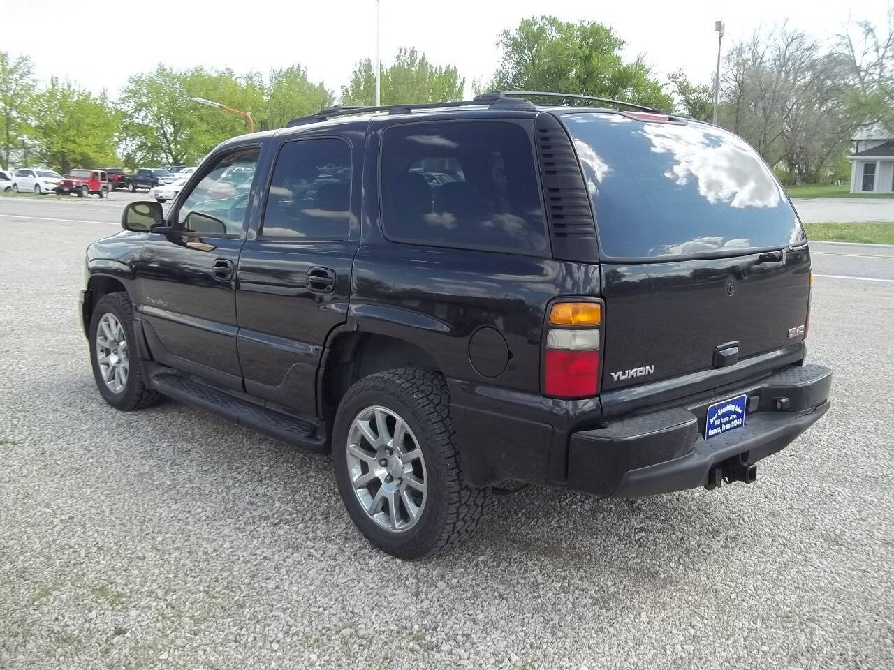 Used 2005 GMC Yukon Denali AWD/4WD image 2