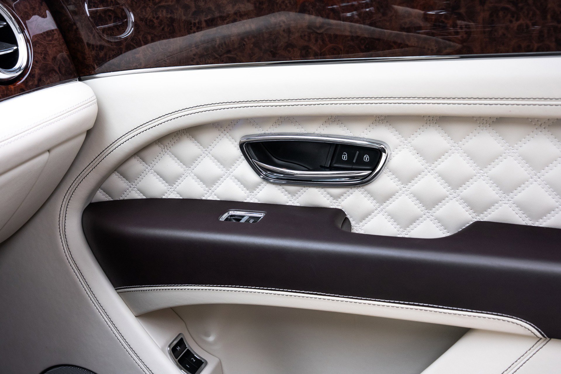 Used 2021 Bentley Bentayga image 35