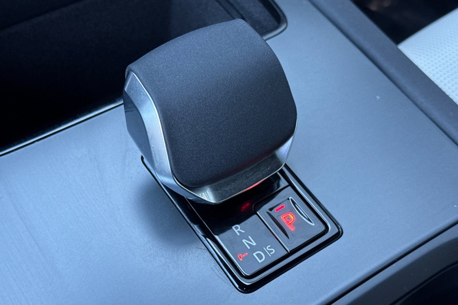 Used 2025 Land Rover Discovery Sport Dynamic SE image 25