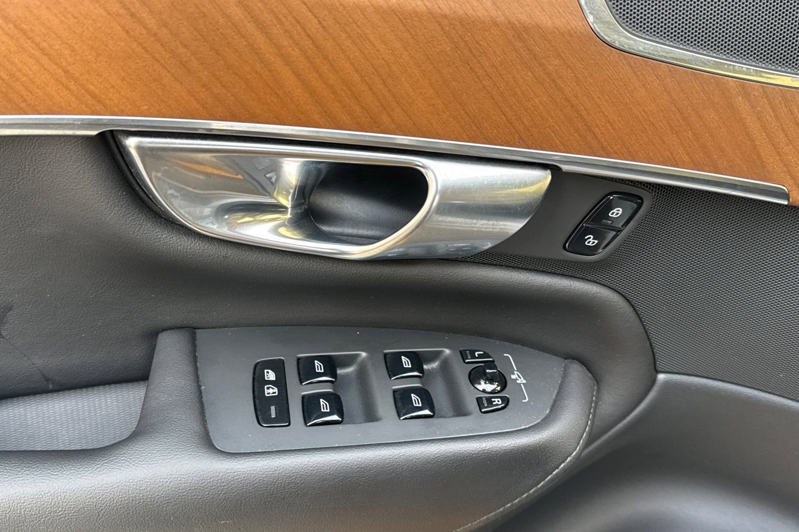 Used 2023 Volvo XC90 T8 Plus w/ Protection Package Premier image 10