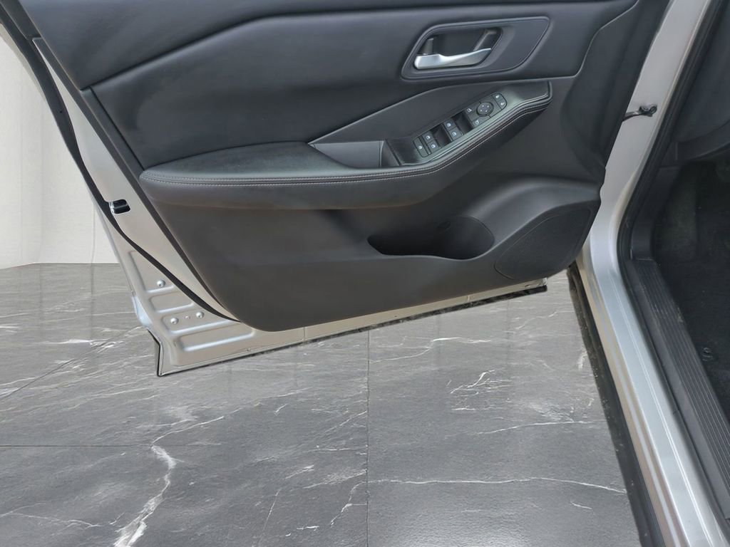Used 2025 Nissan Rogue SV image 21