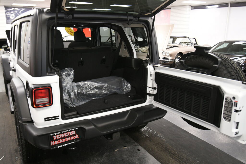 Used 2025 Jeep Wrangler Sport S image 22