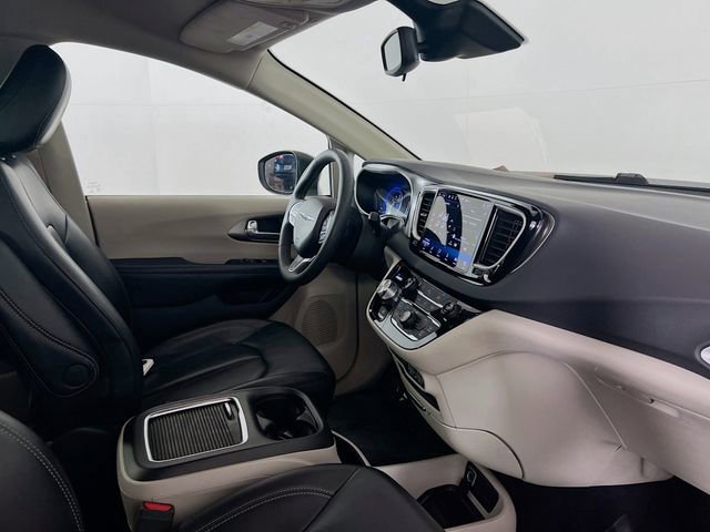 Used 2023 Chrysler Pacifica Touring-L image 9