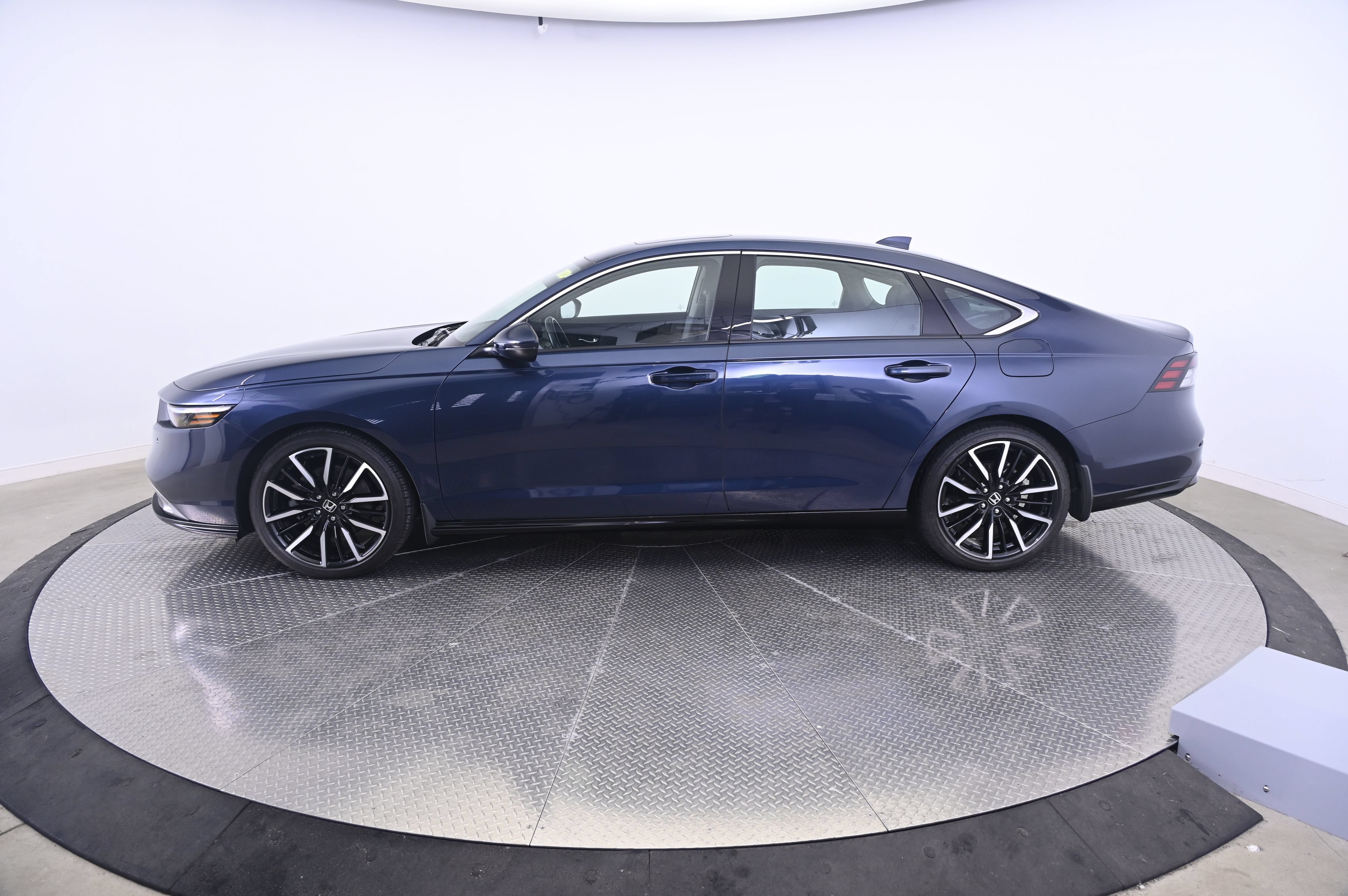 Used 2023 Honda Accord Touring image 2
