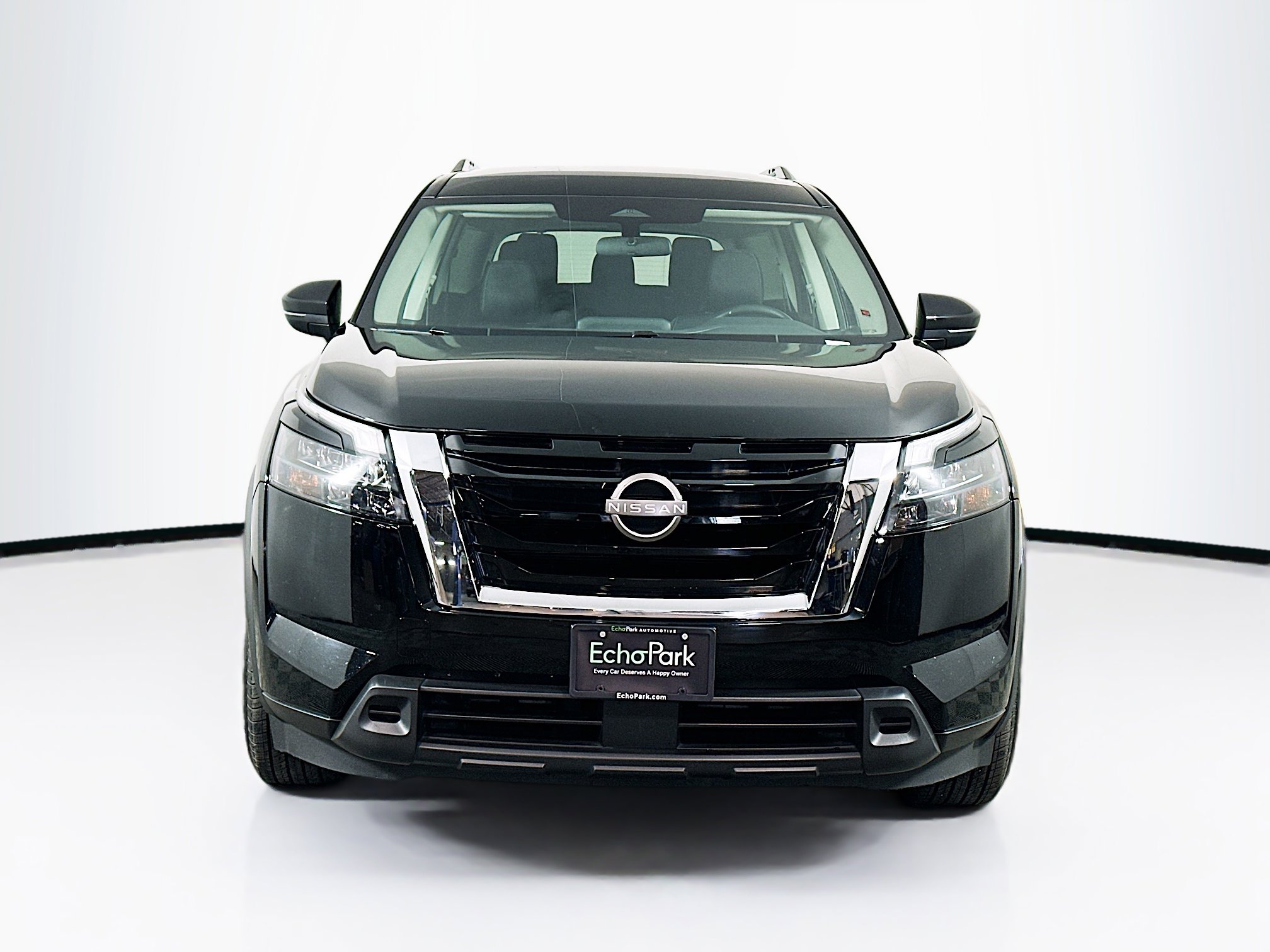 Used 2024 Nissan Pathfinder SV image 2