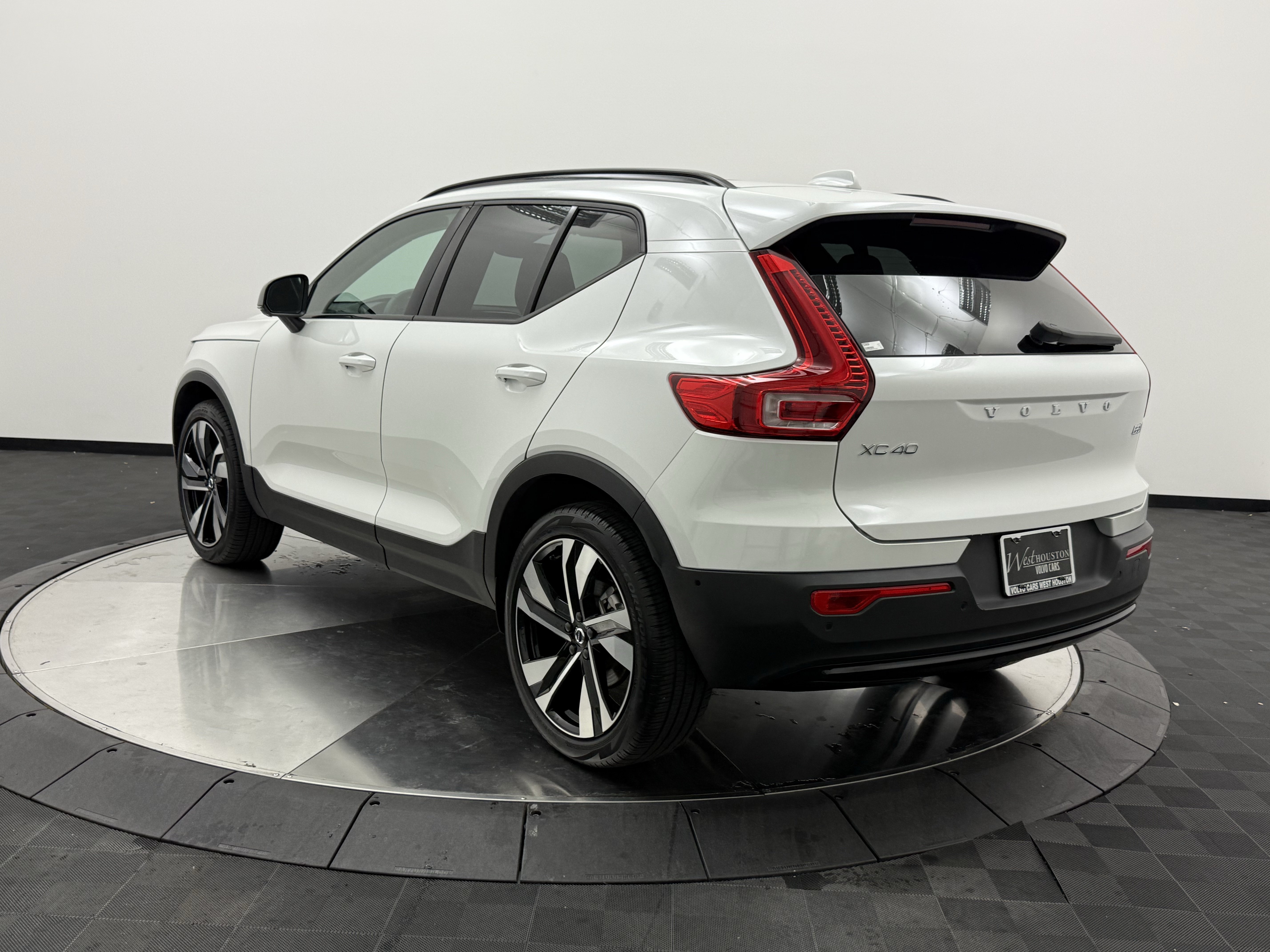 Certified 2025 Volvo XC40 B5 Ultra AWD/4WD image 5