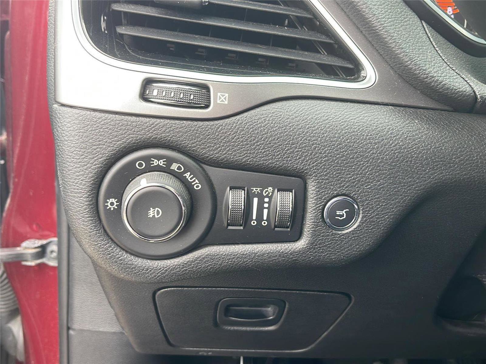 Used 2019 Jeep Cherokee Limited AWD/4WD image 14