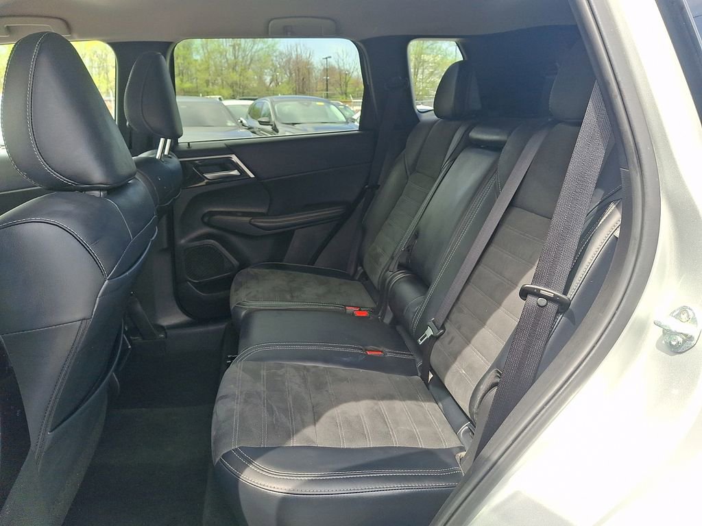 Used 2024 Mitsubishi Outlander SE Black Edition image 12