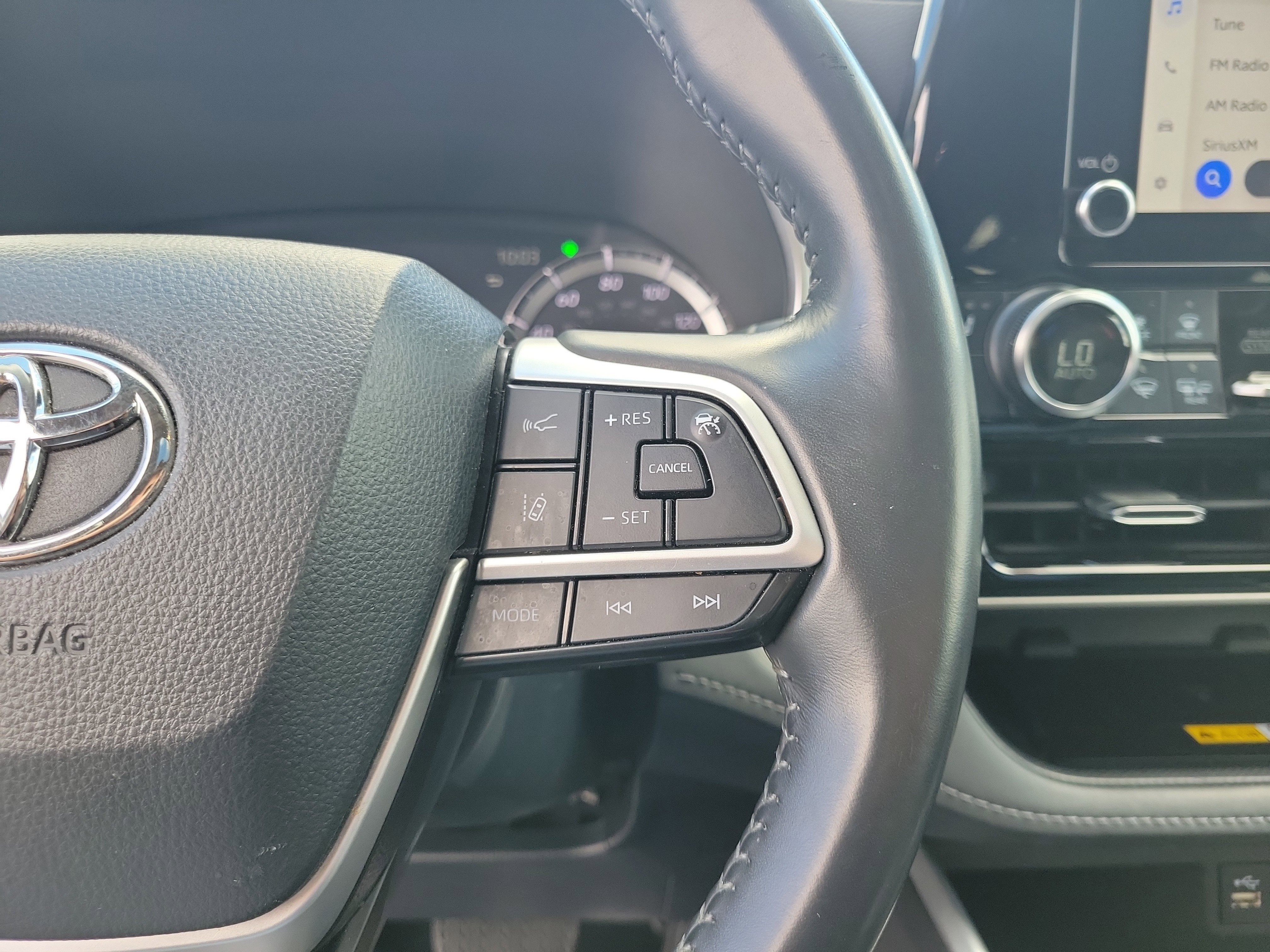 Used 2024 Toyota Highlander XLE FWD image 28