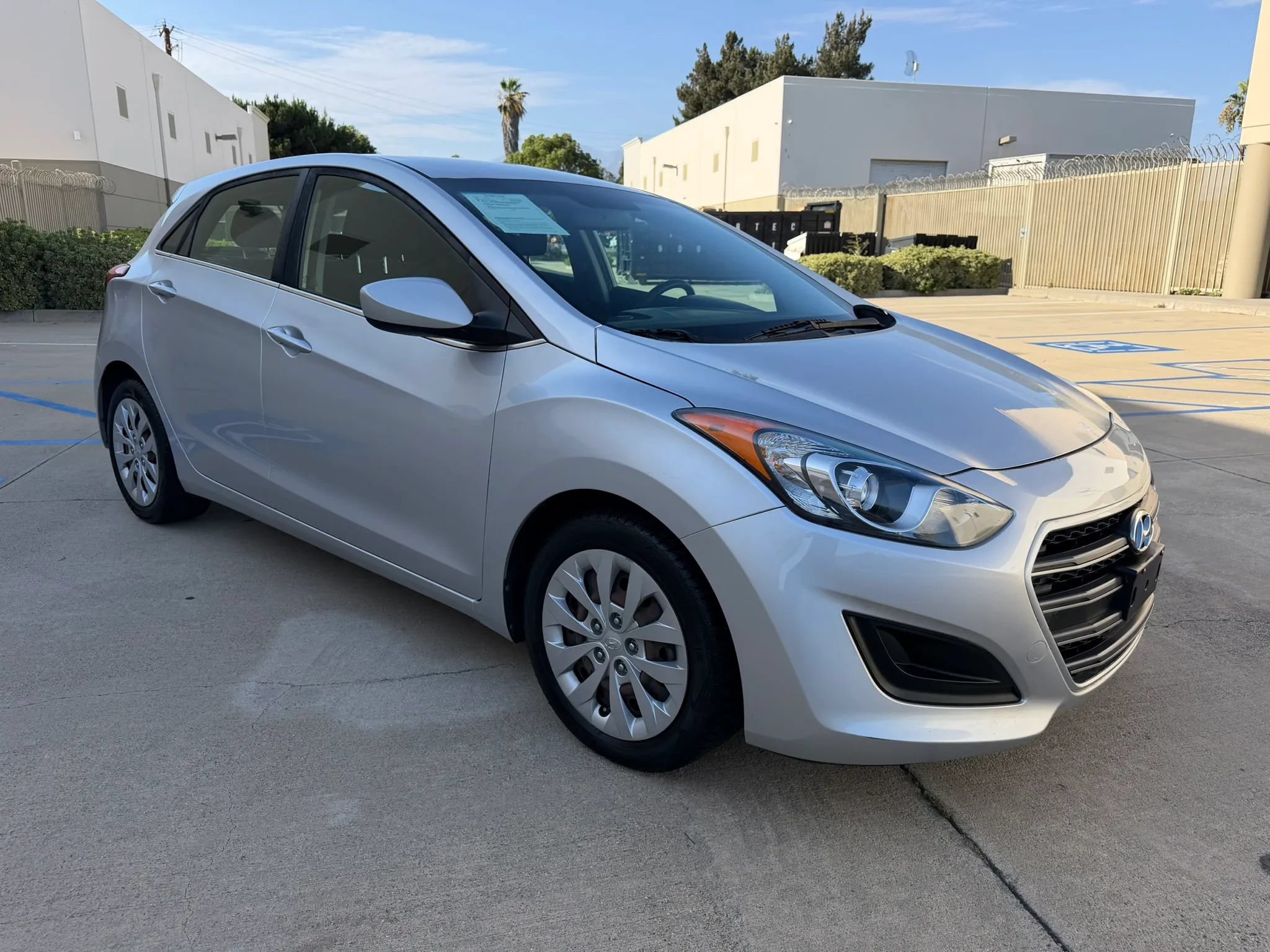 Used 2017 Hyundai Elantra GT FWD image 3