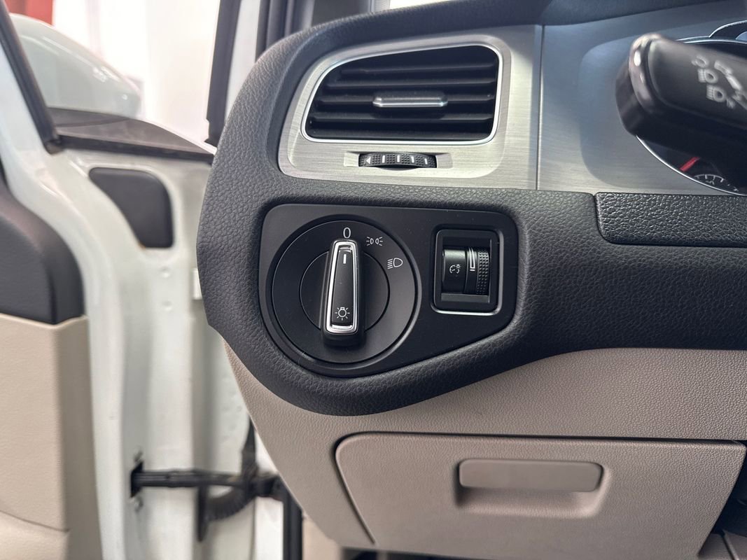 Used 2015 Volkswagen Golf S image 11