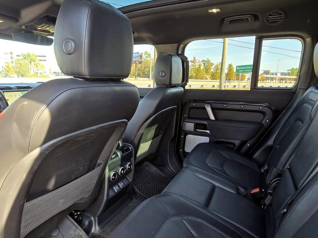 Used 2023 Land Rover Defender 130 X-Dynamic SE image 28