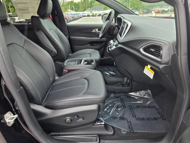 New 2027 Chrysler Pacifica Select FWD image 12