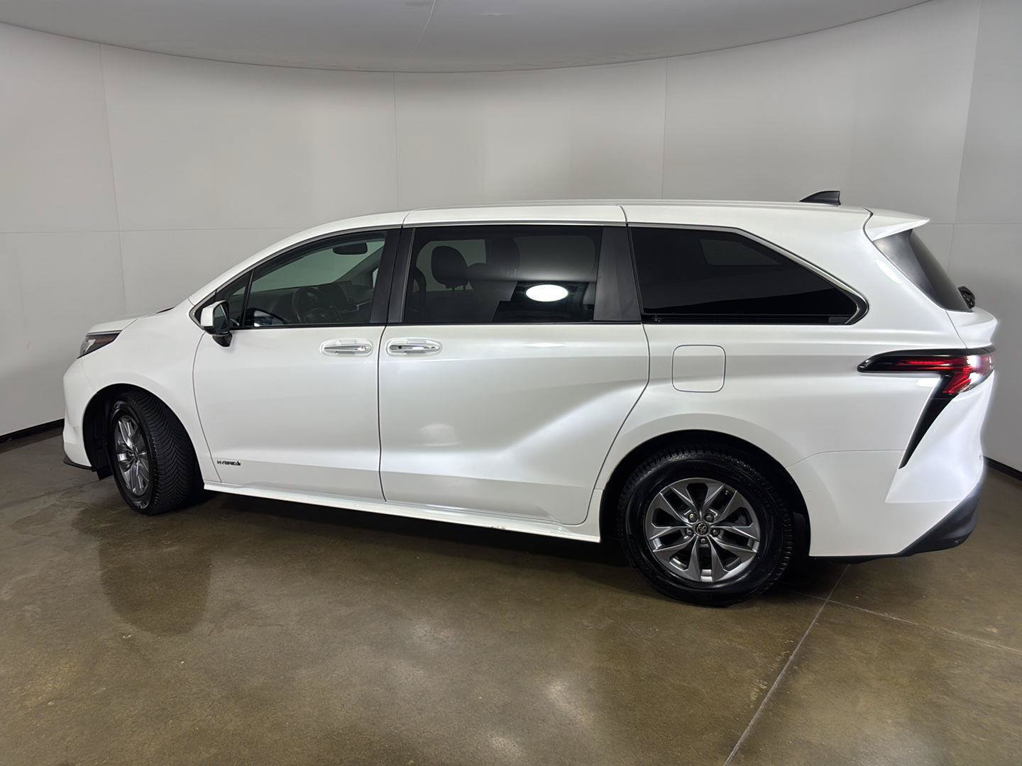 Used 2021 Toyota Sienna XLE FWD image 14