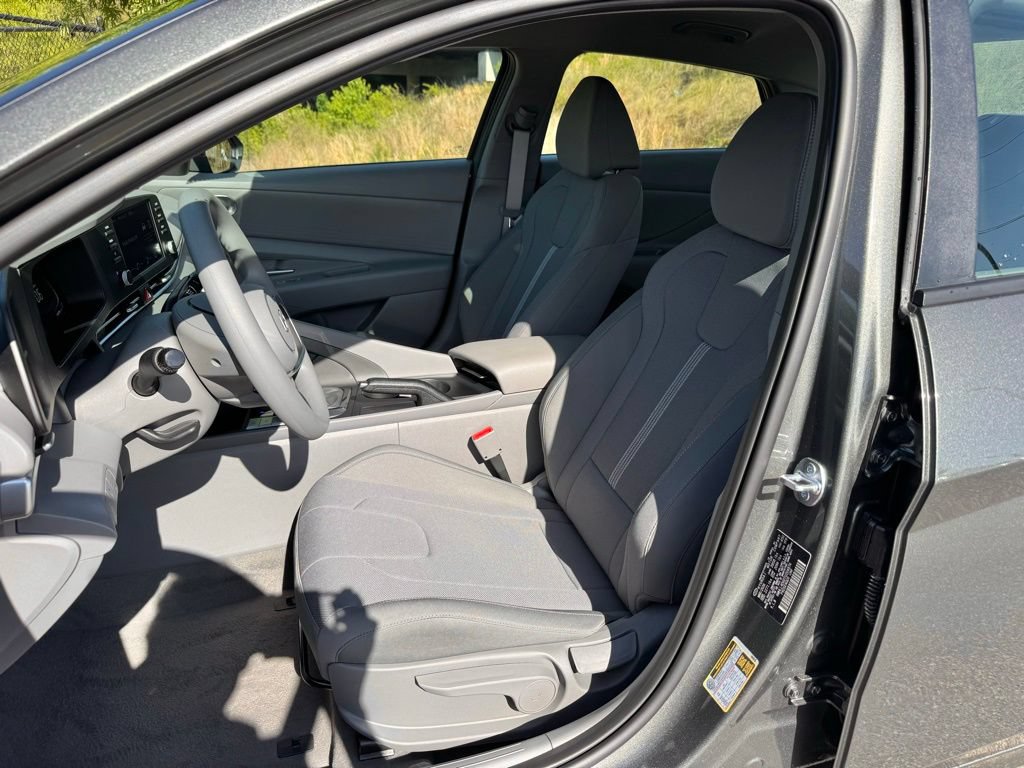 Used 2026 Hyundai Elantra SE FWD image 14