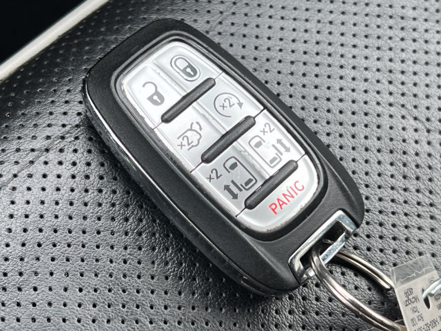 Used 2025 Chrysler Pacifica Limited FWD image 37