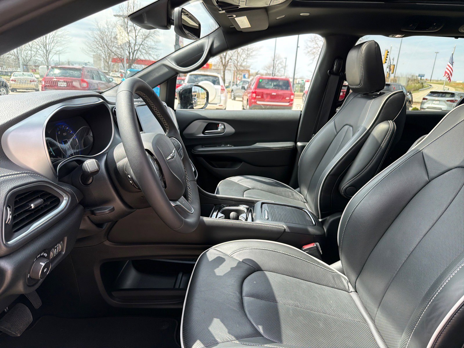 Used 2026 Chrysler Pacifica Limited image 13