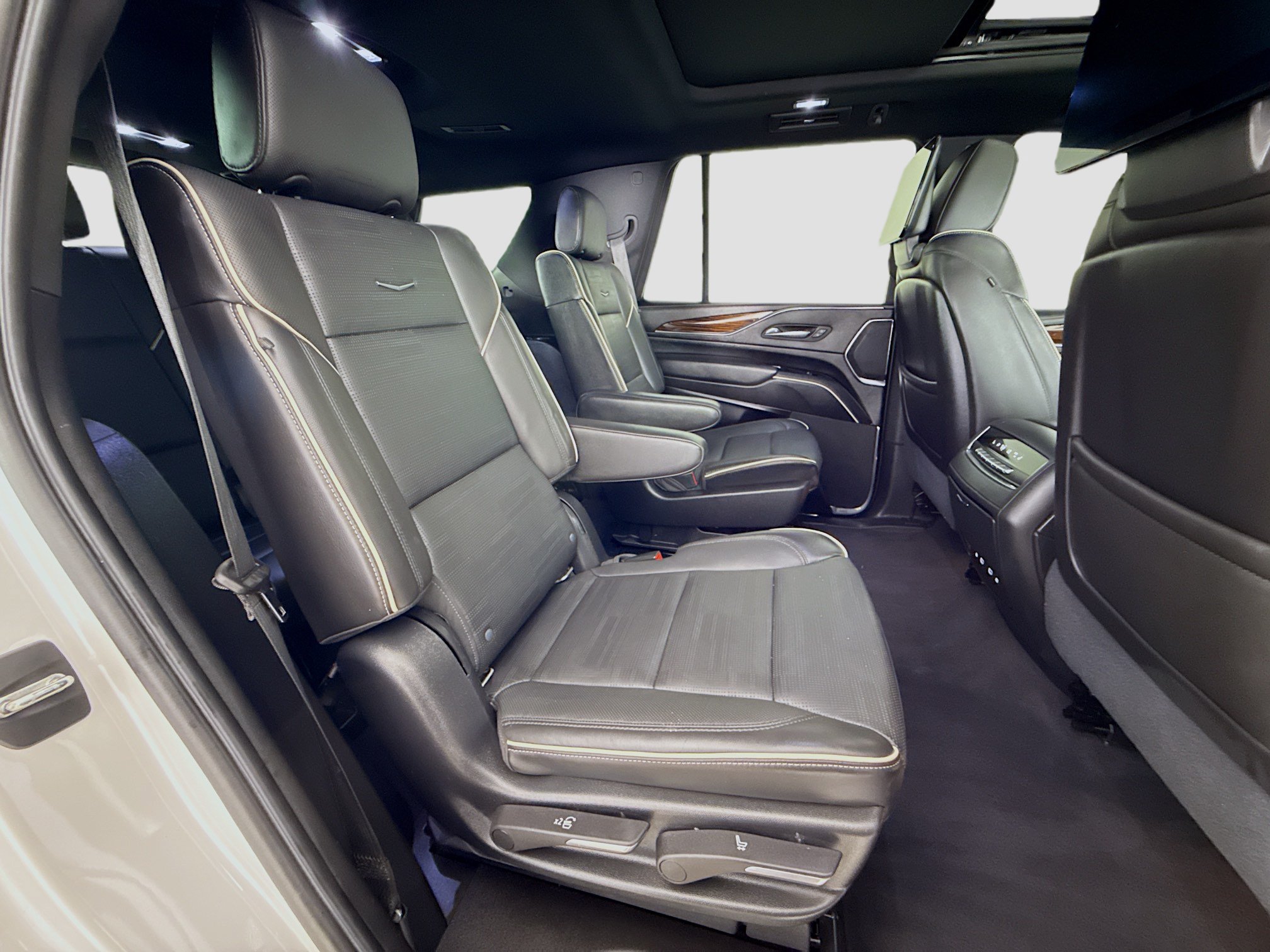 Used 2021 Cadillac Escalade Premium Luxury RWD image 32