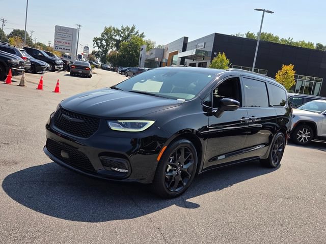 Used 2026 Chrysler Pacifica Limited w/ S Appearance Package FWD image 3