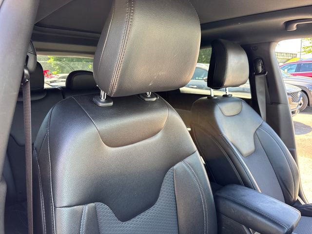 Used 2024 Jeep Compass Latitude w/ Sun and Sound Group AWD/4WD image 24