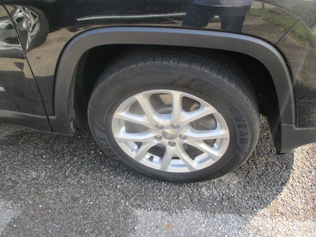 Used 2016 Jeep Cherokee Latitude w/ Cold Weather Group FWD image 4