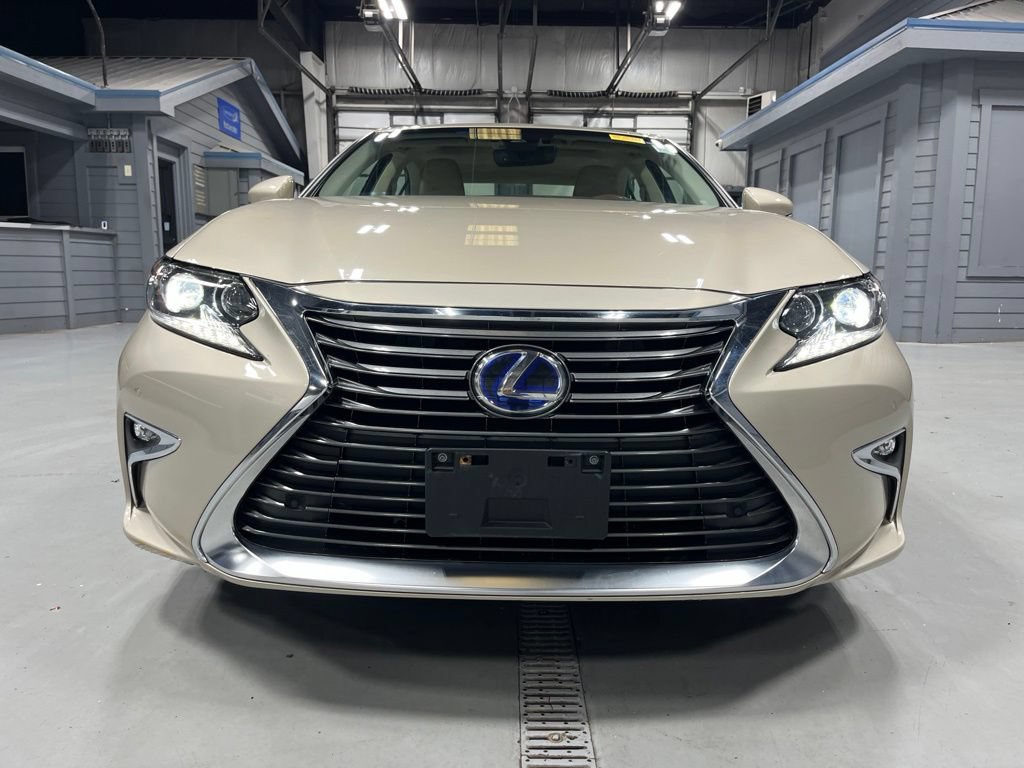 Used 2017 Lexus ES 300h w/ Luxury Package FWD image 2
