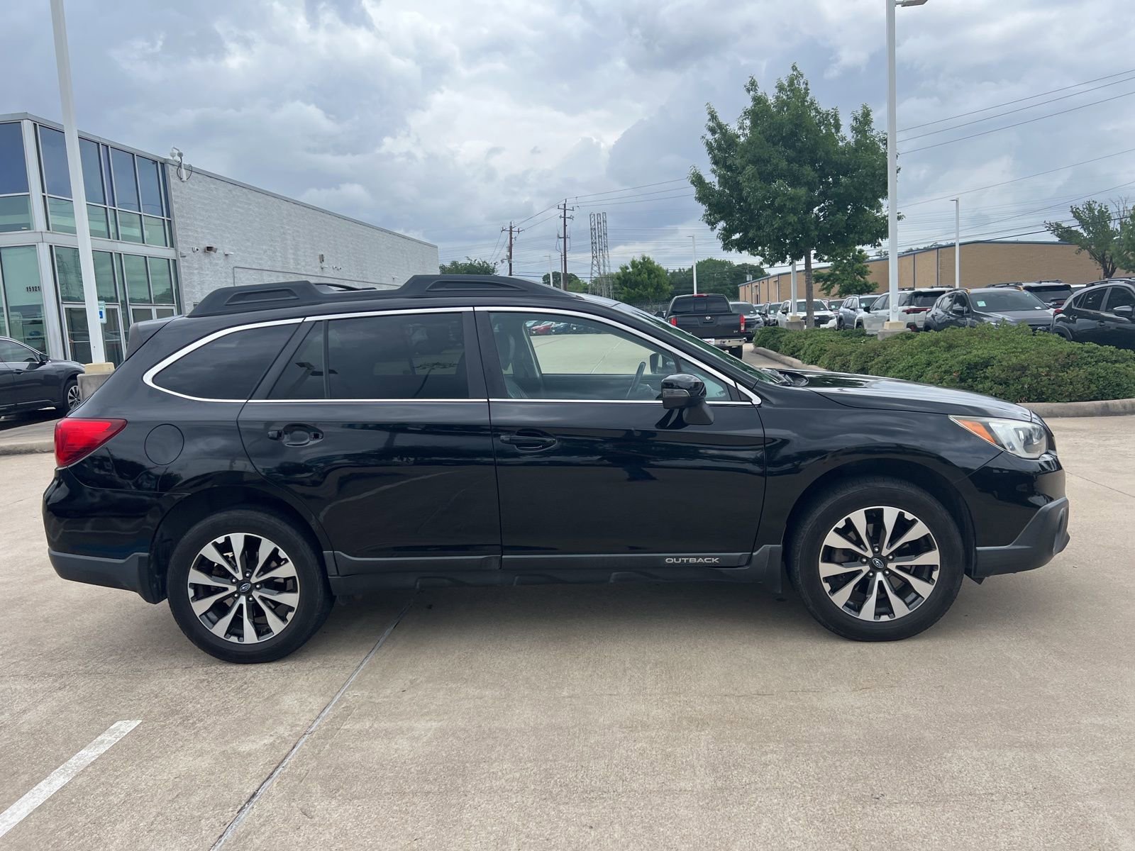 Used 2017 Subaru Outback 2.5i Limited AWD/4WD image 2