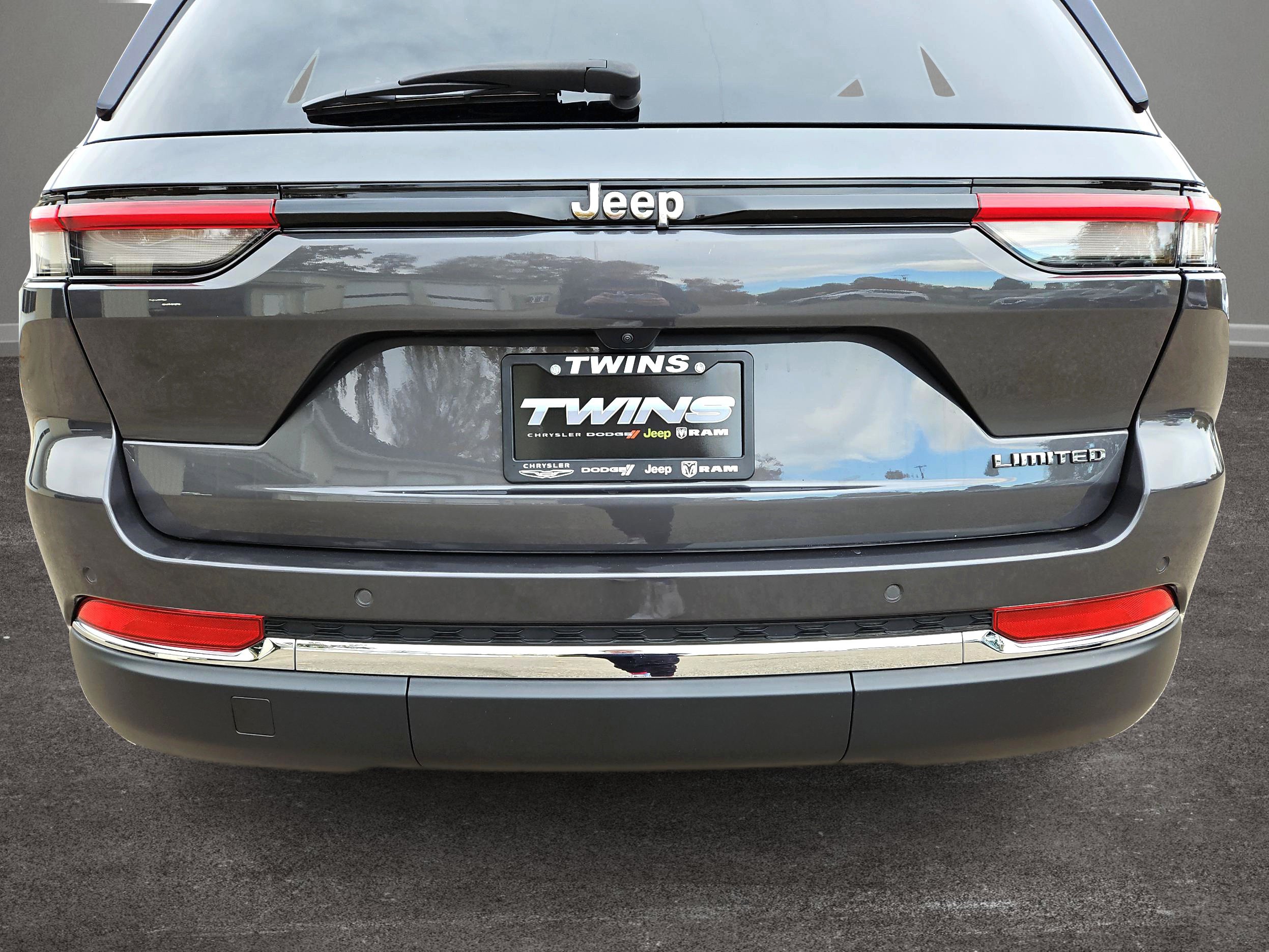Used 2023 Jeep Grand Cherokee Limited RWD image 29