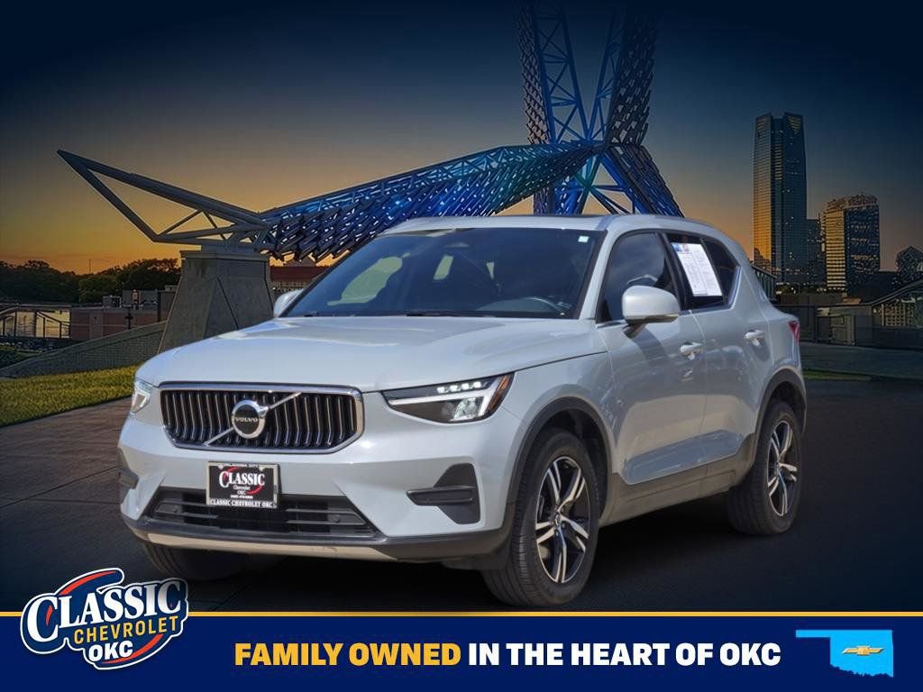Used 2024 Volvo XC40 B5 Core AWD/4WD image 3