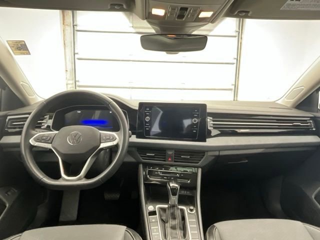 Used 2025 Volkswagen Jetta SE image 4